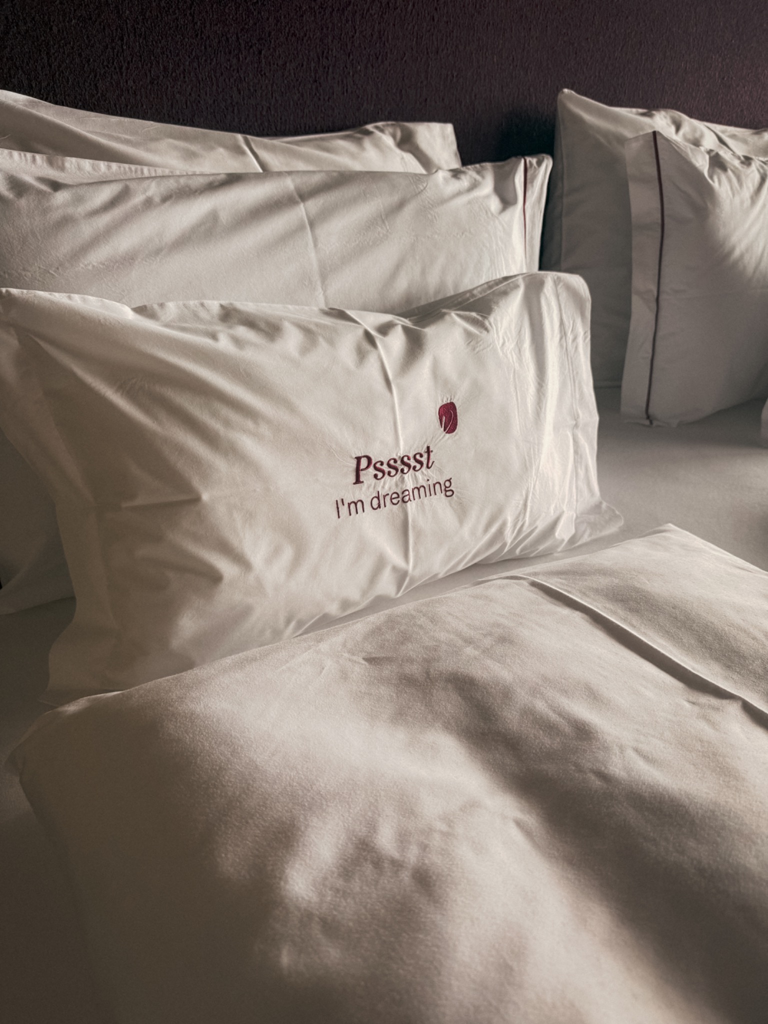 Rustig bed in zacht ochtendlicht als symbool voor beter slapen